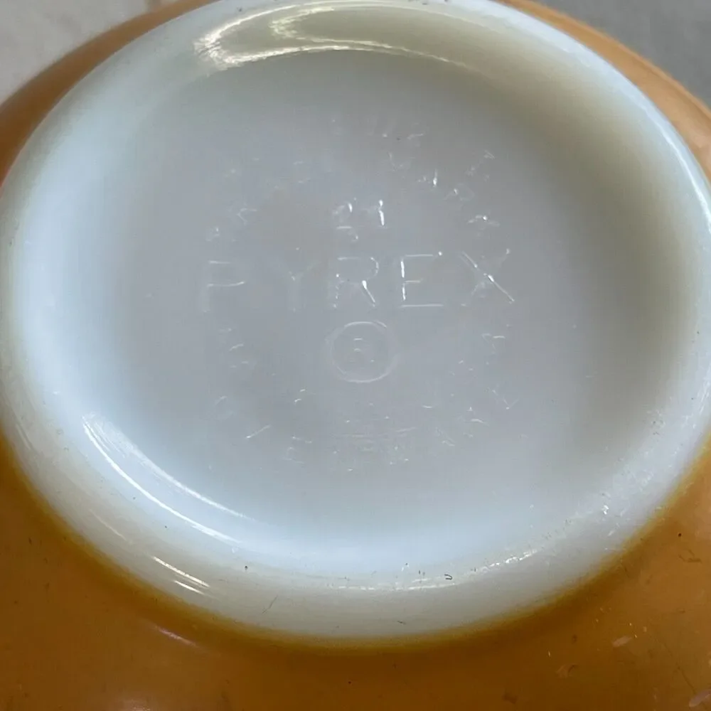 Vintage Pyrex “Orchard Fruit” Brown 1½‑Pint Mixing Bowl #401 – Corning Glass